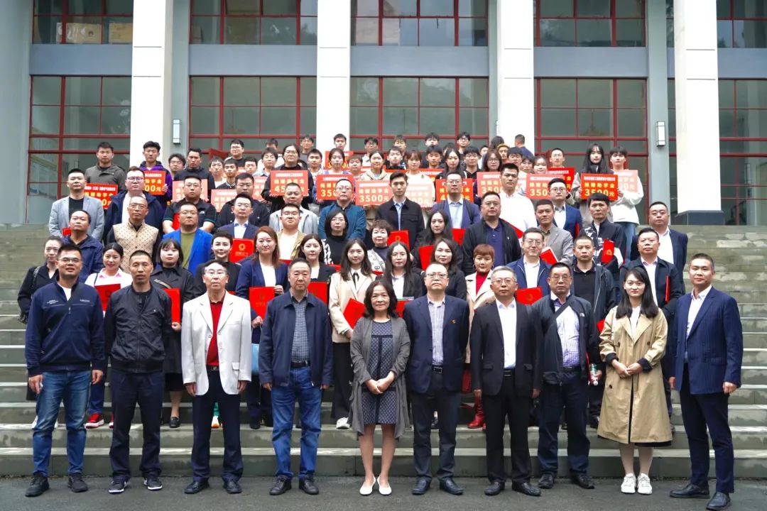 四川錦程綜合能源有限公司參加成都電力行業(yè)協(xié)會(huì )組織44家愛(ài)心企業(yè)參加“2023成都工匠人才培養計劃”捐贈儀式